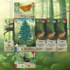Карточки из настольной игры Metsas с изображением животных и растений, в том числе бабочки, дерева и оленя, иллюстрирующие лесную экосистему.